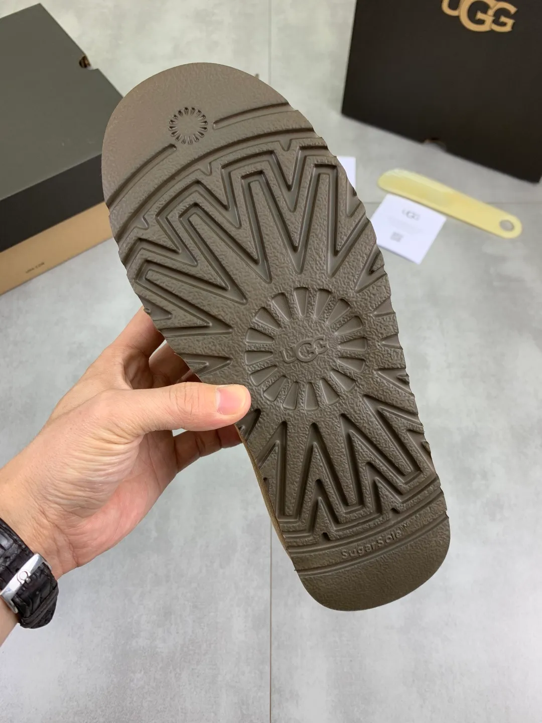Men's men's shoes 💰P640 New top version UGG 2025 autumn and winter high-top new casual shoes new series Ansley Mules Fashionable and comfortable shallow flat slip-on casual loafers ✨ Classic suede cowhide with 10mm wool lining Insole Fleece collar Soft and comfortable ❤️ Decorated with UGG classic heat embossed brand logo on the back side Full texture Lightweight rubber sole Anti-slip, wear-resistant and comfortable Color: Black Brown Size: 39-45